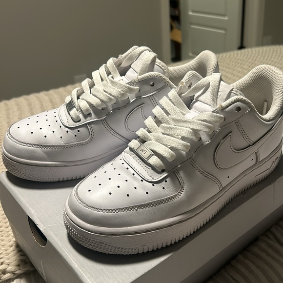 Women’s Airforce 1 07’ size 8 - Picture 3 of 8